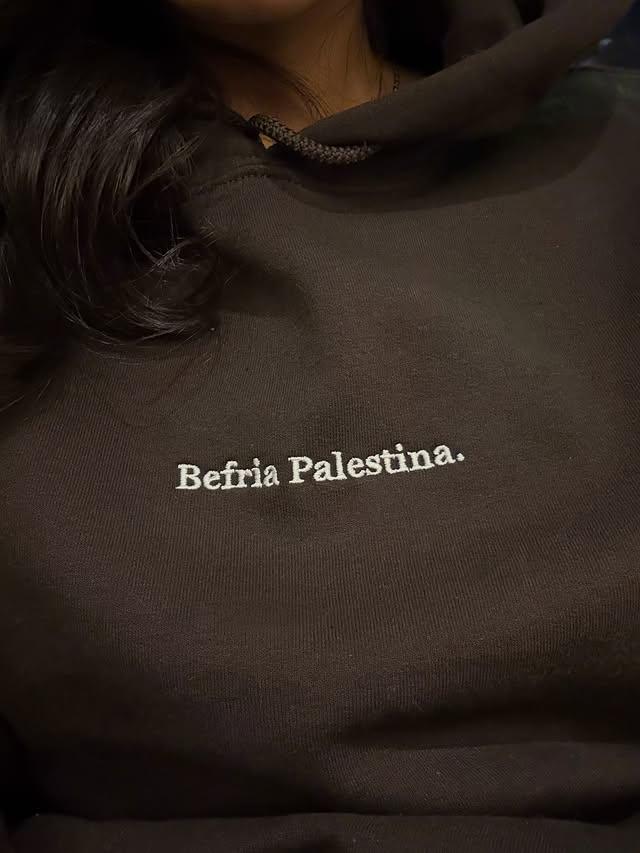 Befria Palestina brun hoodie från RFA Apparel